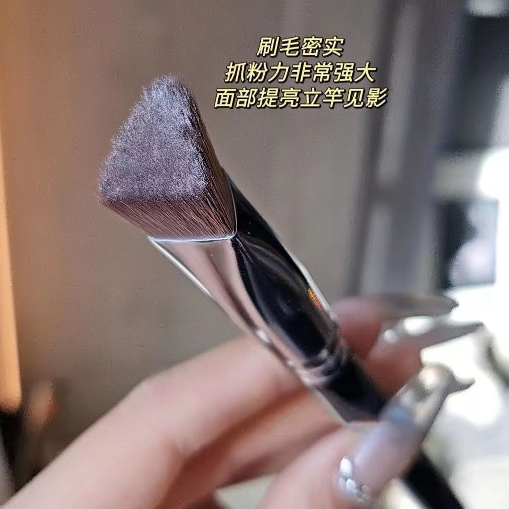 Cangzhou Makeup Brush, Oblique Triangle Iron, Highlight Brush to Brighten Tear Troughs, Middle Nasolabial Folds Brush, Eye Head Traceless Concealer Brush
