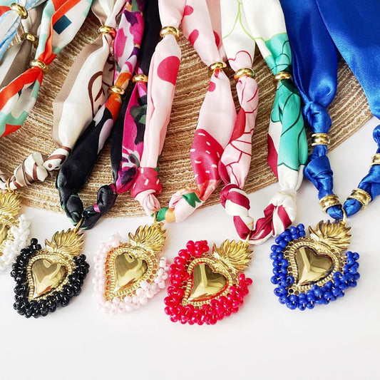 Collier foulard-bandana avec pendentif cœur en perles de résine brillantes et colorées, bijou vintage empilable