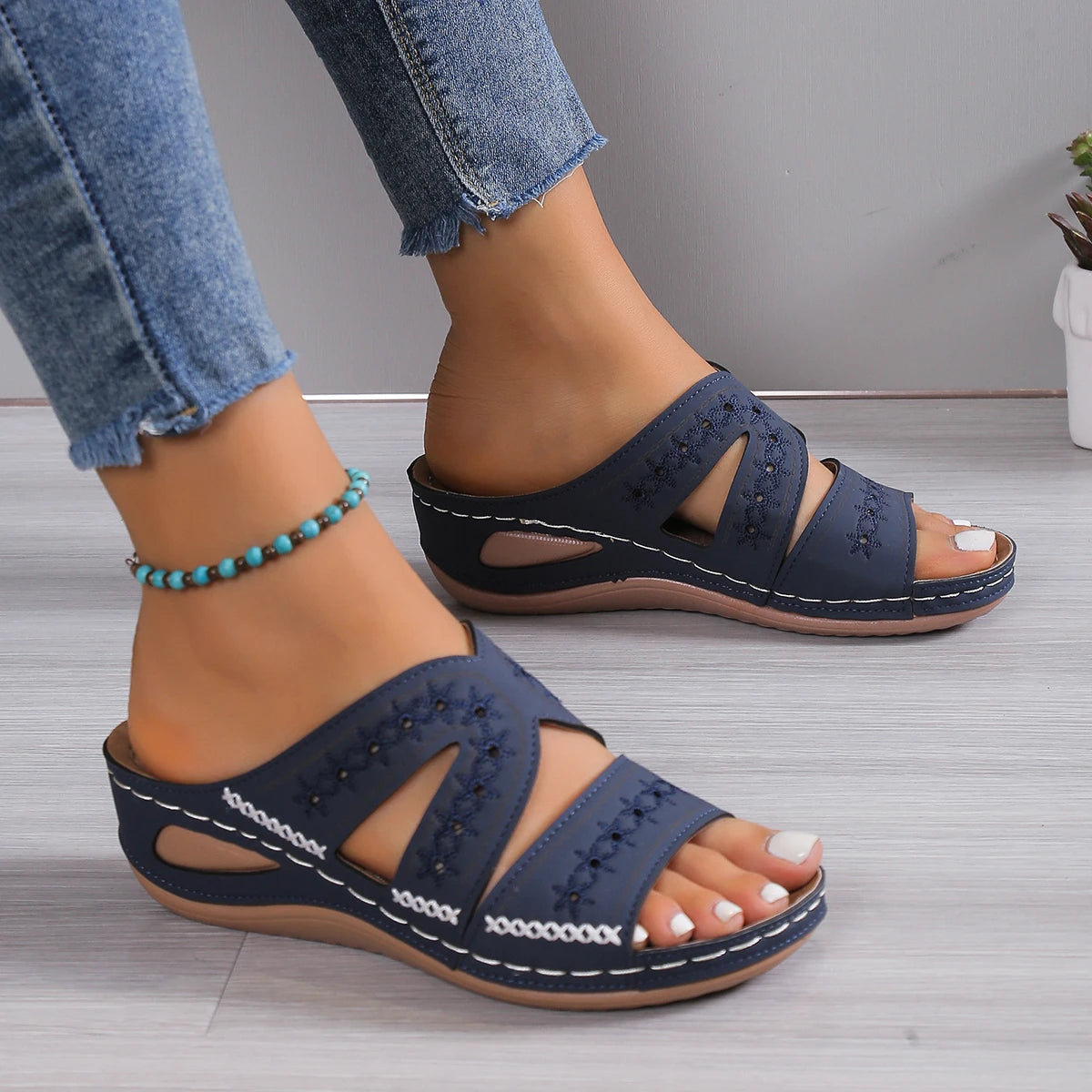 2025 New Summer Women Wedge Sandals Embroidery Thick Sole Open Toe Slippers Fashion Retro Casual Light Female Platform Slides