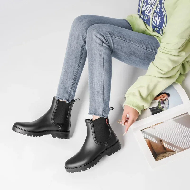 Women's short tube anti slip rain shoes, lightweight waterproof water shoes, fashionable Chelsea rain boots, PVC one-time moldin