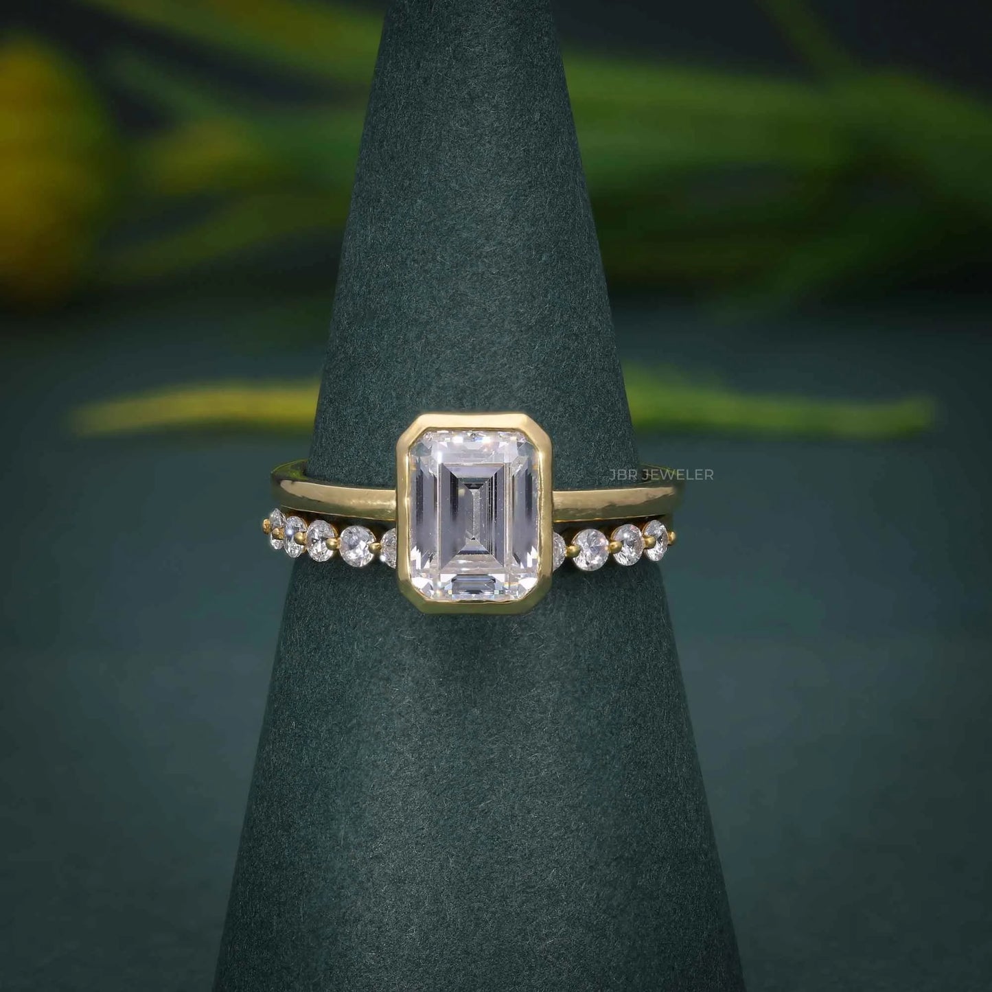 Top Trending Emerald IGI Certified VVS Lab Grown Diamond Bridal Set With 14k Gold Eternity Wedding Band For Women At Low Price