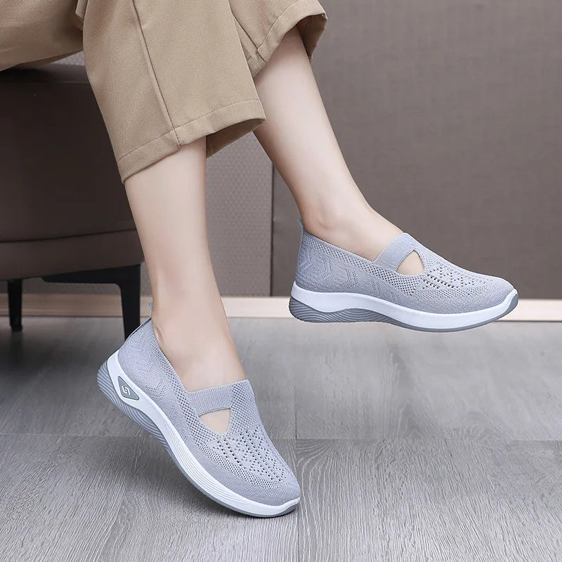 NY 2025 New lightweight summer breathable soft soled cloth shoes