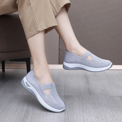 NY 2025 New lightweight summer breathable soft soled cloth shoes