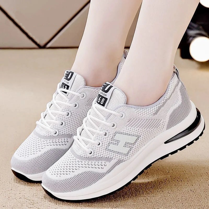 Spring Summer New Flying Ladies Sneakers Fashion Joker Running Mesh Breathable Casual Female Student Disposable Court Sneakers