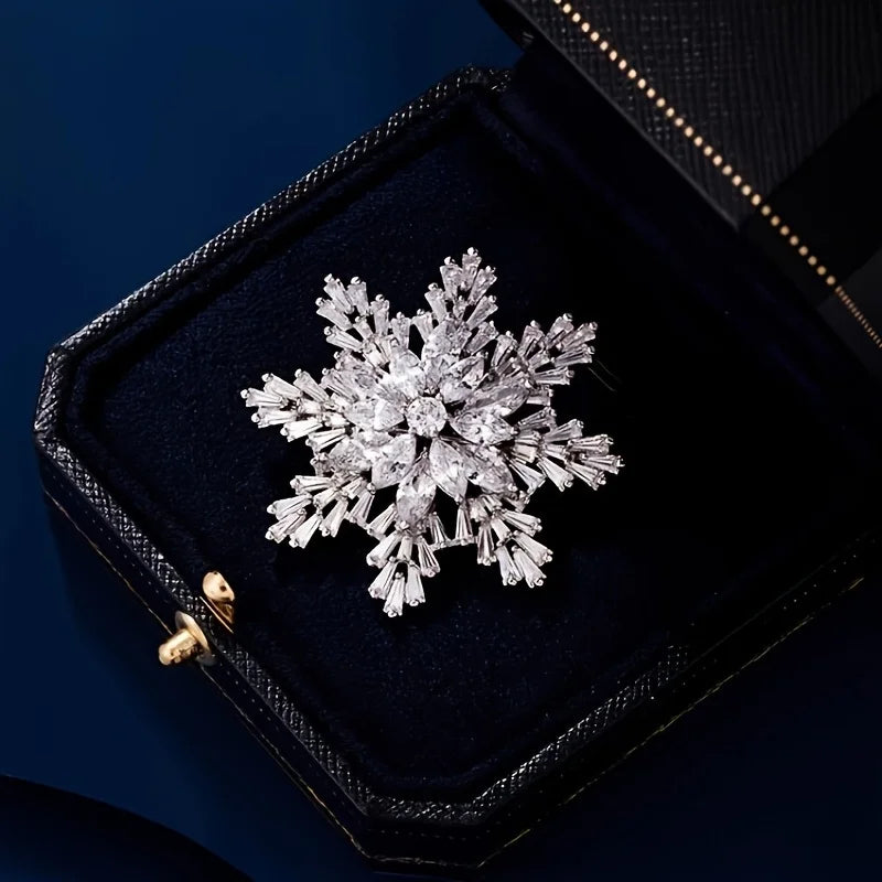 Exquisite and Elegant Snowflake Brooch Pin, Suitable for Men and Women, Fashionable Christmas Party Badge Accessory, Adding