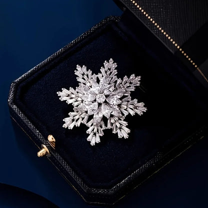 Exquisite and Elegant Snowflake Brooch Pin, Suitable for Men and Women, Fashionable Christmas Party Badge Accessory, Adding