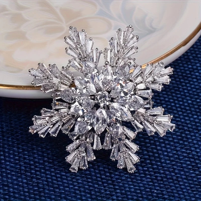 Exquisite and Elegant Snowflake Brooch Pin, Suitable for Men and Women, Fashionable Christmas Party Badge Accessory, Adding