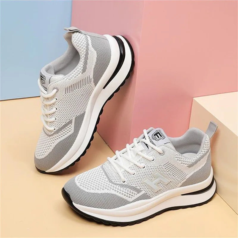 Spring Summer New Flying Ladies Sneakers Fashion Joker Running Mesh Breathable Casual Female Student Disposable Court Sneakers