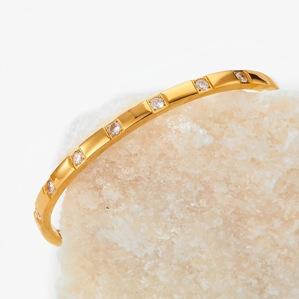 A Must-Have Versatile Classic Bracelet for Women, Featuring an Embedded Design with a Sleek And Easy Style