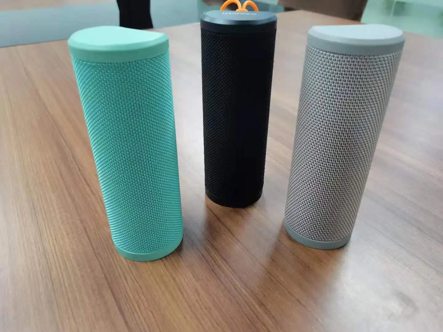 New  Premium Hight Quality Wireless Speaker Fabric Mesh  Portable Cylindrical Speaker Heavy  Deep Bass Waterproof IPX4  with MIC