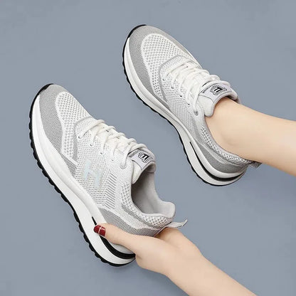 Spring Summer New Flying Ladies Sneakers Fashion Joker Running Mesh Breathable Casual Female Student Disposable Court Sneakers