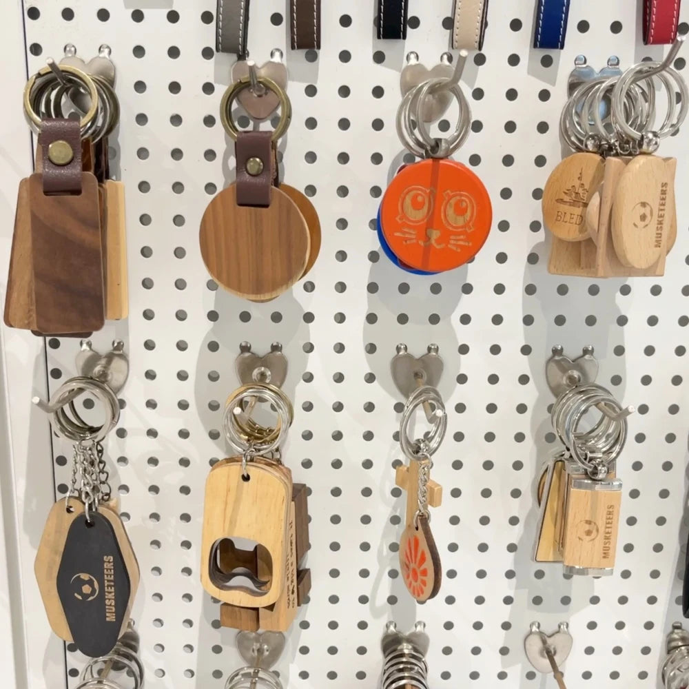Stock 10pcs Wooden Blank Keychain for Engraving Painting Keychains With Leather Strap Keychain for Key Tag Luggage Tag Gift