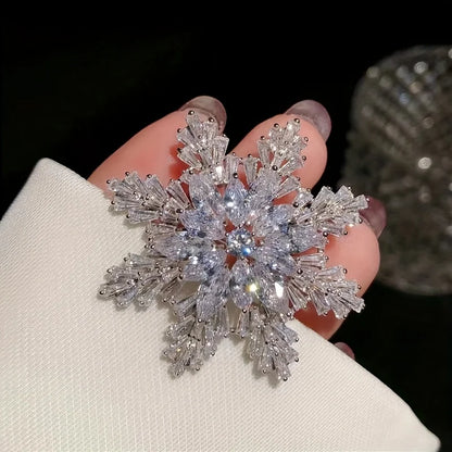 Exquisite and Elegant Snowflake Brooch Pin, Suitable for Men and Women, Fashionable Christmas Party Badge Accessory, Adding