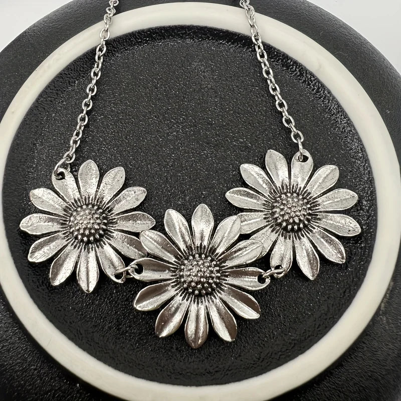 Timeless Sunflower Pendant Necklace - Vintage Floral Gift Jewelry, Versatile Botanical Design Necklace for Women
