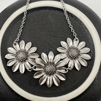 Timeless Sunflower Pendant Necklace - Vintage Floral Gift Jewelry, Versatile Botanical Design Necklace for Women