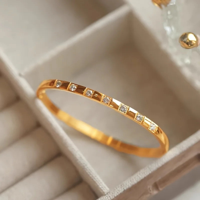 A Must-Have Versatile Classic Bracelet for Women, Featuring an Embedded Design with a Sleek And Easy Style