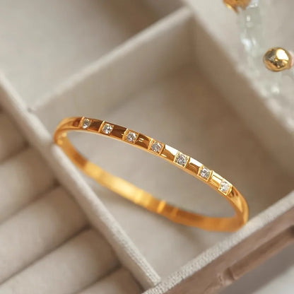 A Must-Have Versatile Classic Bracelet for Women, Featuring an Embedded Design with a Sleek And Easy Style