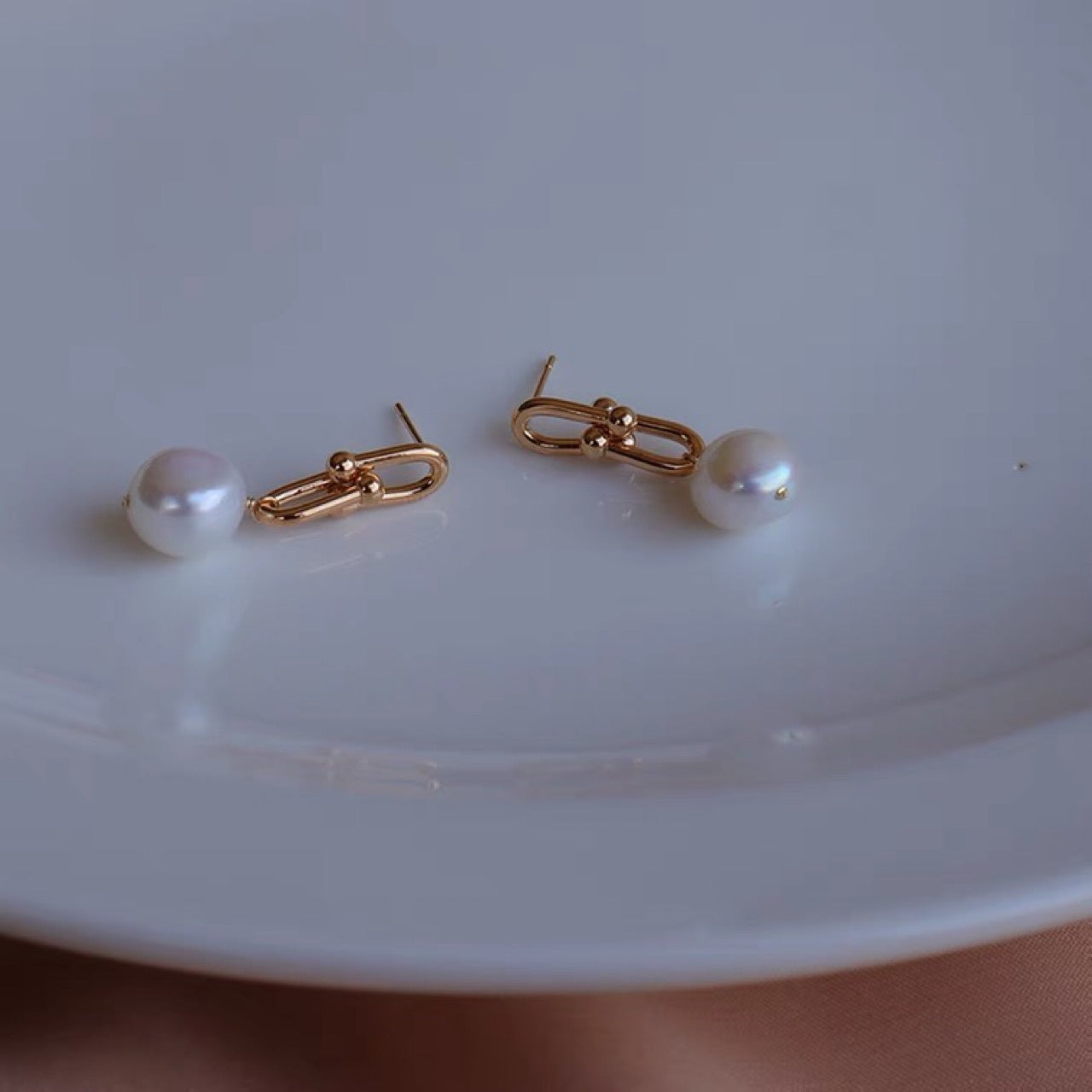 Natural Alien Baroque Freshwater Pearl Earrings Silver Needle Plated 14K Gold Horseshoe Chain Earrings Personalized Fashion Earrings
