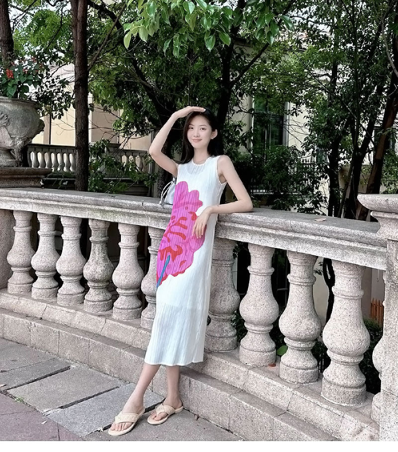 In Stock Miyake Dress Printed Elegant Elegant High-End Loose Slimming Look Elegant Round Neck Sleeveless Pleated Skirt