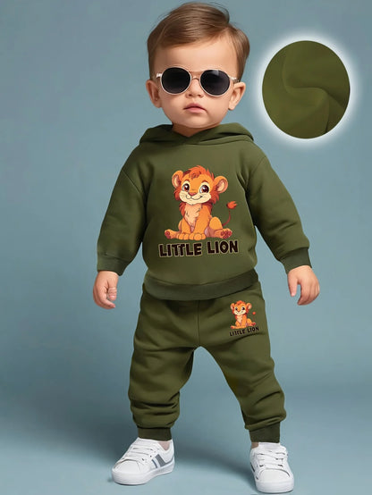 A two-piece set of autumn and winter lion cartoon printed fleece sweatshirt and pants for a newborn baby boy