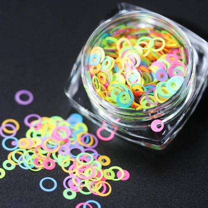 Paillettes épaisses et libres en forme d'étoiles, de cœurs et de lune néon, parfaites pour le nail art, le maquillage d'Halloween, les festivals et les gobelets en résine.