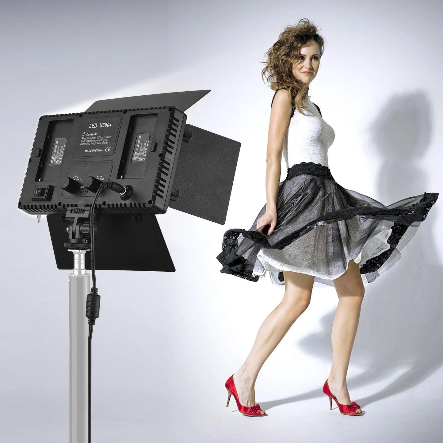 Andoer LED-600 LED 3200-5600K Video Light Photography Light Panel with Barndoor 1/4 Inch Screw Ball Head for Photography Studio