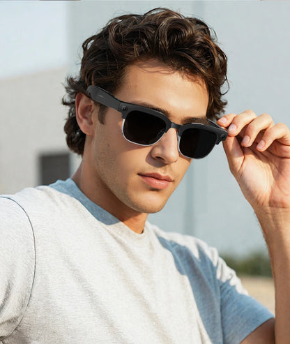 Lunettes intelligentes avec traduction IA, caméra HD 8 mégapixels, stabilisation optique de l'image, double microphone et réduction du bruit.