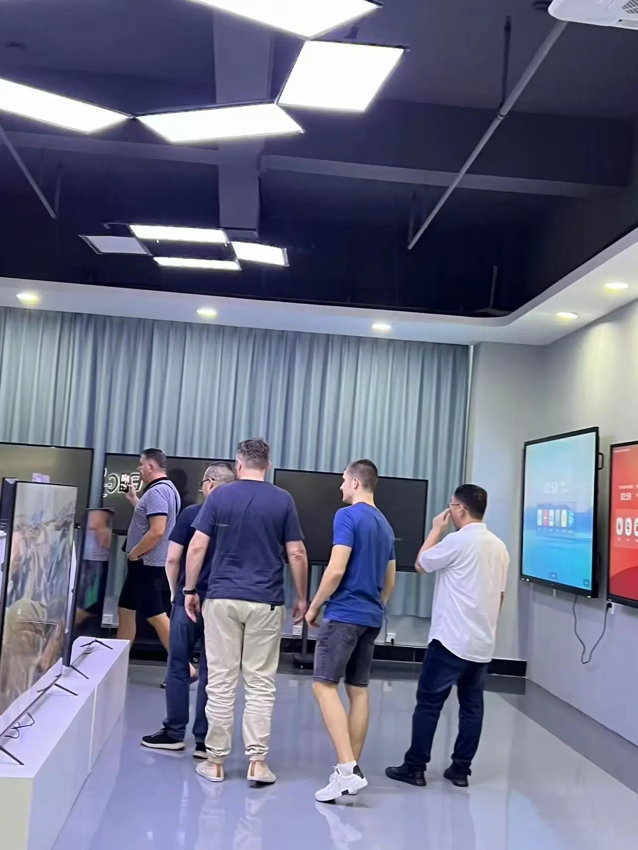 Smart LED Touch TV With Android WiFi 4K 50 55 65 75 Inch Smart Touch TV-Customizable Size OEM/ODM Karaoke TV Motherboard