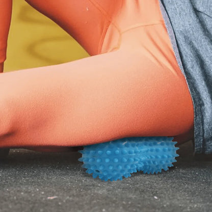 Peanut-shaped yoga massage ball for deep tissue massage. It relaxes muscles in the shoulders, neck and back and relieves neck tension. It is an essential fitness accessory for yoga.
