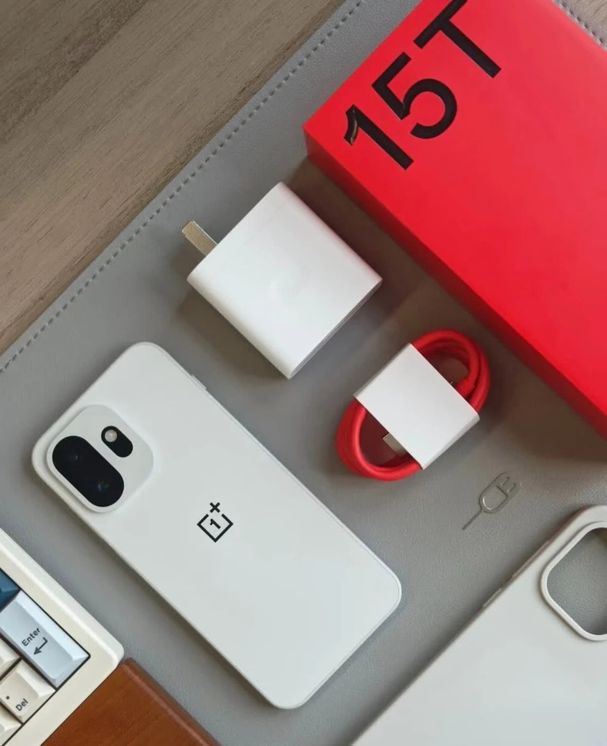 Unlocked OnePlus 15T 5G Smartphone Snapdragon 8 Elite Gen 5 6.32'' 165Hz High Refresh Rate Screen 7500mAh Battery 100W Wired NFC