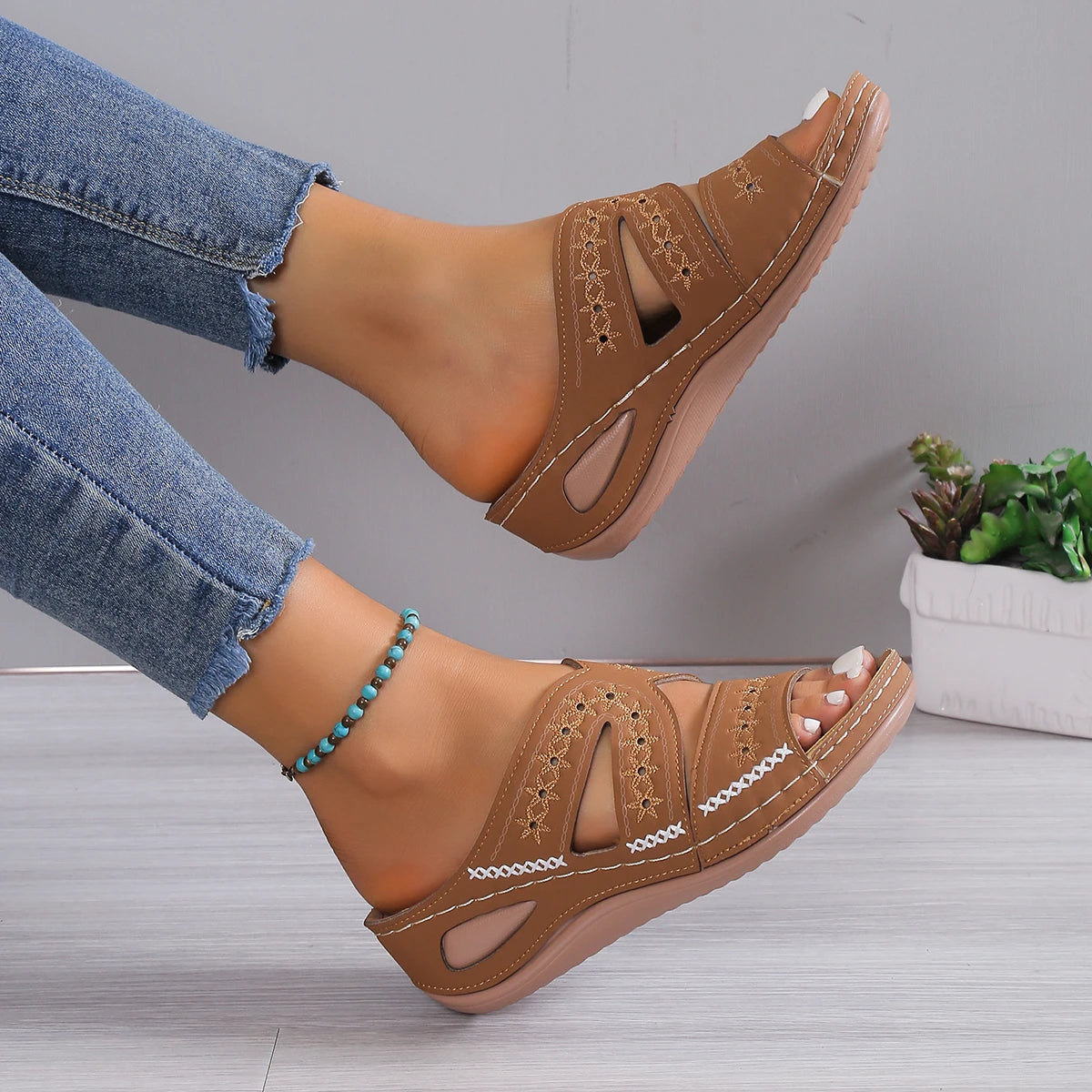 2025 New Summer Women Wedge Sandals Embroidery Thick Sole Open Toe Slippers Fashion Retro Casual Light Female Platform Slides