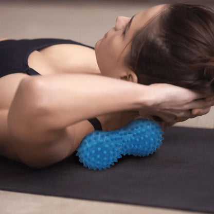 Peanut-shaped yoga massage ball for deep tissue massage. It relaxes muscles in the shoulders, neck and back and relieves neck tension. It is an essential fitness accessory for yoga.