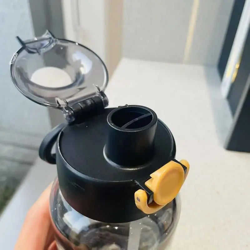 700ml/23.67oz Hot and Cold Resistant Large Capacity Plastic Portable Sports Water Bottle With Straw and Capacity Scale