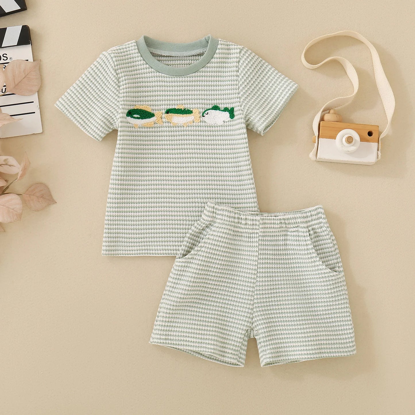 Summer neutral infant three small fish embroidered green short-sleeved T-shirt and green striped shorts two-piece set