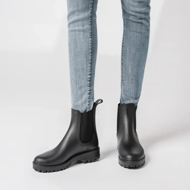 Women's short tube anti slip rain shoes, lightweight waterproof water shoes, fashionable Chelsea rain boots, PVC one-time moldin