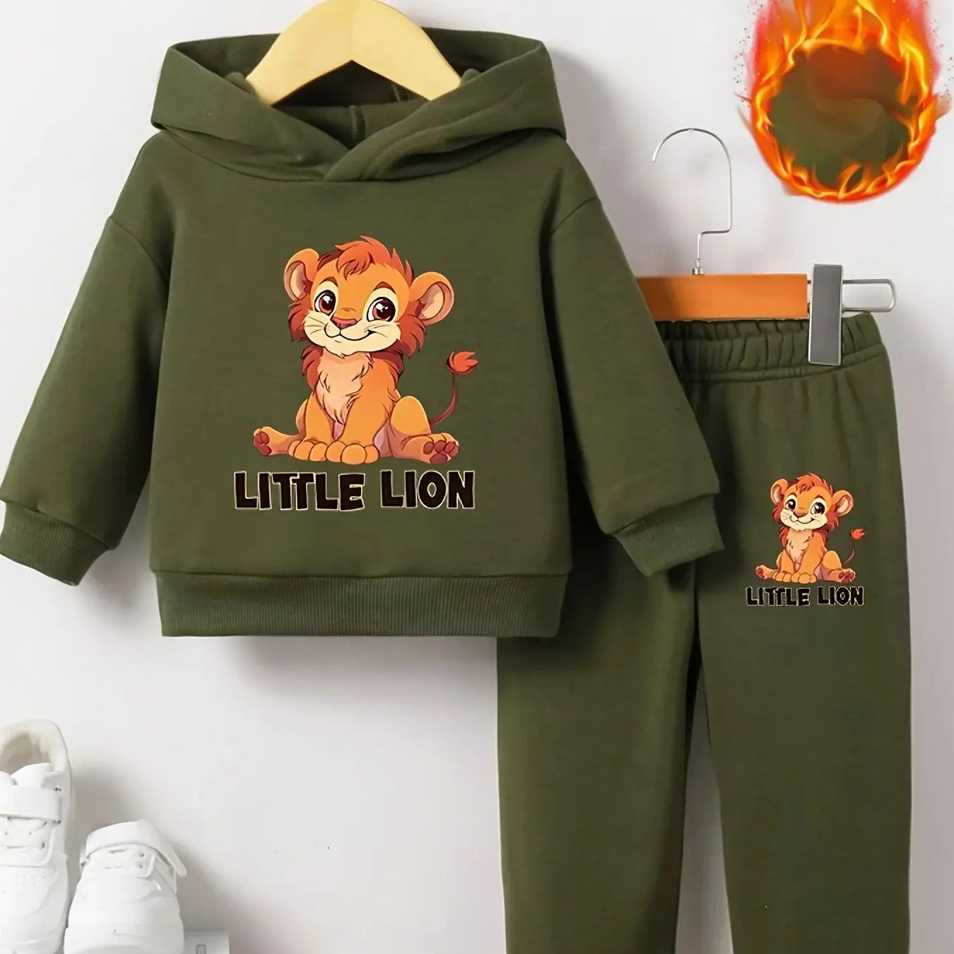 A two-piece set of autumn and winter lion cartoon printed fleece sweatshirt and pants for a newborn baby boy
