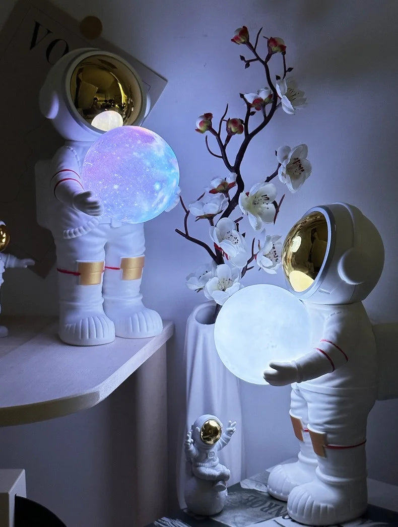 Space Man Hugging the Night Sky Bluetooth Speaker Dreamy Starry Sky Audio System Subwoofer Night Light Decoration Creative Gift