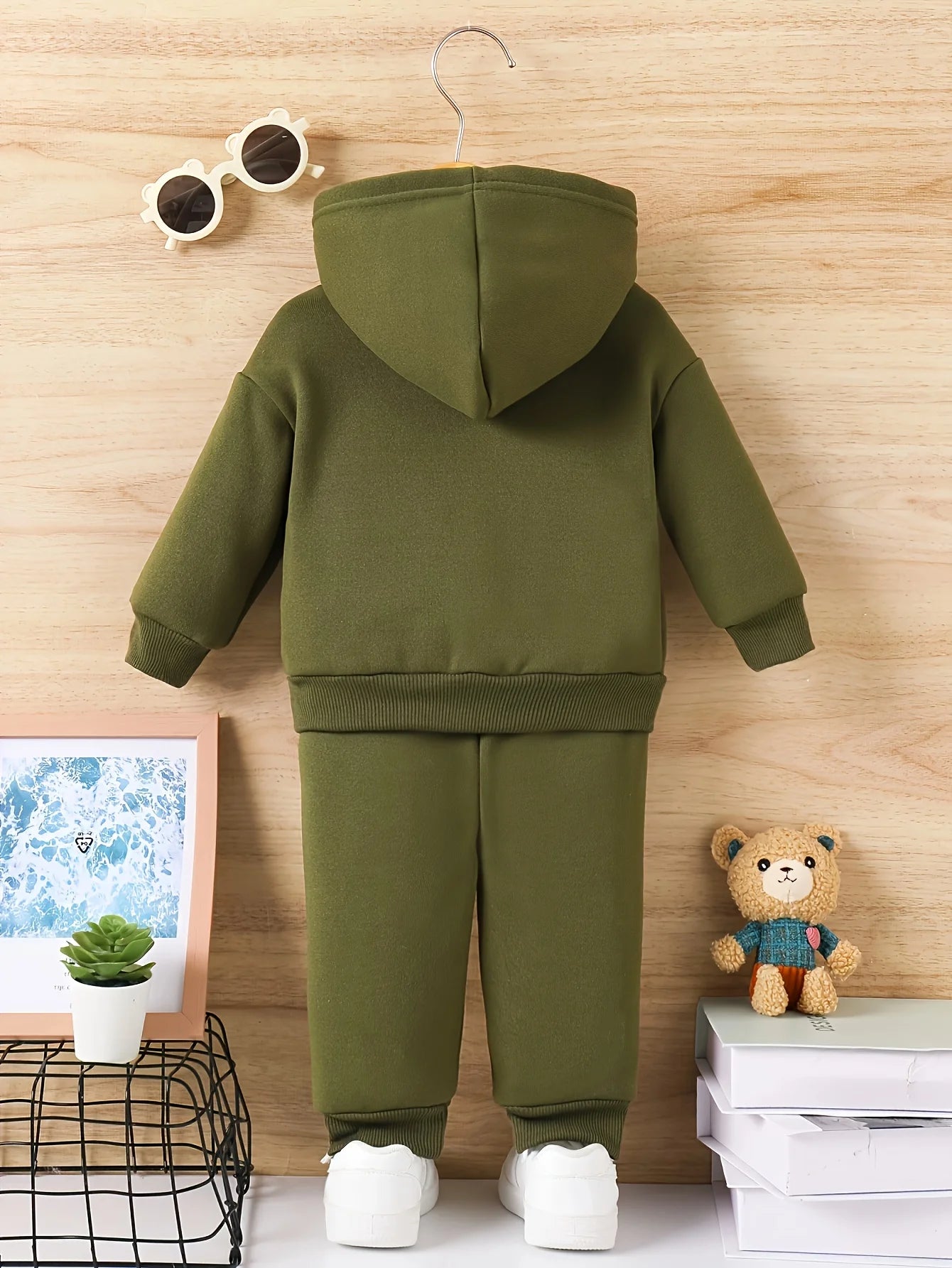 A two-piece set of autumn and winter lion cartoon printed fleece sweatshirt and pants for a newborn baby boy