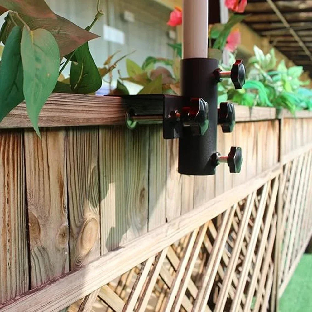 Support de parasol compact pour balcon et jardin, doté d'une pince robuste pour un maintien sûr et une installation facile.