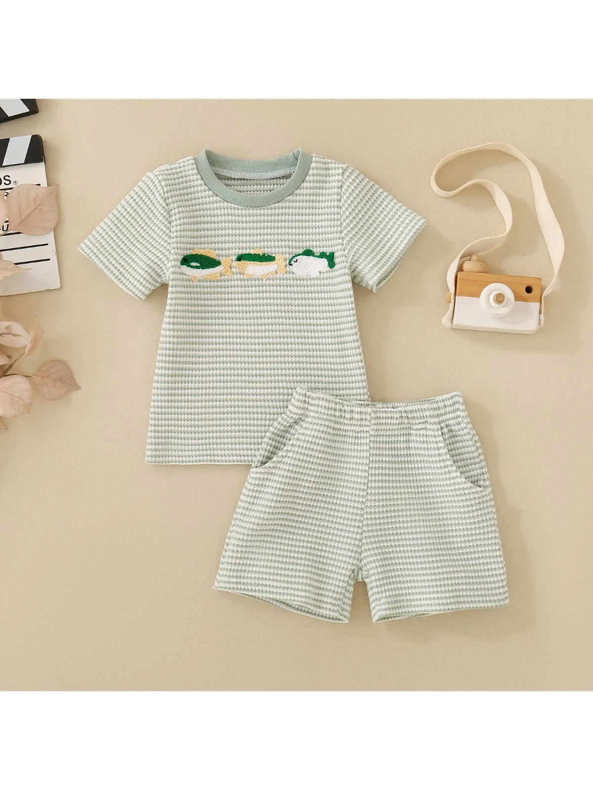 Summer neutral infant three small fish embroidered green short-sleeved T-shirt and green striped shorts two-piece set