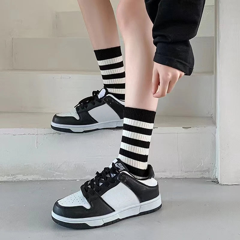 1 Pairs Fashion Black White Stripe Cotton Women Long Socks Versatile Simplicity Autumn Women's Sock New Hot Sale